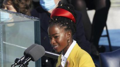 Bild: Erin Schaff
Amanda Gorman bei der Vereidigung von US-Präsident Biden. Auch beim Super Bowl trat die Poetin auf.