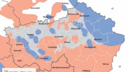 Quelle: Bundesgesellschaft für Endlagerung 
Im rot eingefärbten Teil des Landkreises sind die Granitvorkommen dargestellt, die als mögliches Wirtsgestein noch im Rennen sind. Blau gefärbt sind die Bereiche, die wegen vulkanischer Aktivität (Halbkreise rechts) und aktiver Störungszonen bereits frühzeitig ausgeschlossen wurden.