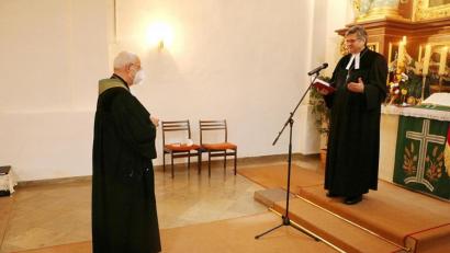Bild: gru
Dekan Karlhermann Schötz (rechts) entpflichtet Pfarrer Konrad Schornbaum von seinen Aufgaben in den Kirchengemeinden Eschenfelden und in Königstein (Bild).