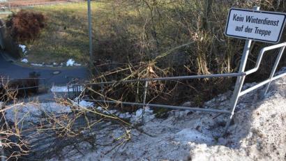 Bild: jr
Ute Döhler (Grüne) kritisierte, dass diese Treppe, die von der Werkstraße in Pechbrunn zur Unterführung in Richtung Bahnhof führt, kürzlich durch Reste von darauf geschaufeltem Schnee nicht begehbar gewesen sei. Bürgermeister Stephan Schübel verwies auf das Schild "Kein Winterdienst" und bat darum, einen kurzen Umweg in Kauf zu nehmen.
