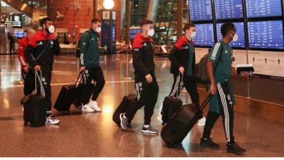 Bild: Fifa/dpa
Die Spieler des FC Bayern München bei der Ankunft am Flughafen in Doha. Der Trip zur nächsten Titelmission hat in der Nacht von Freitag auf Samstag mit einer chaotischen Anreise begonnen.