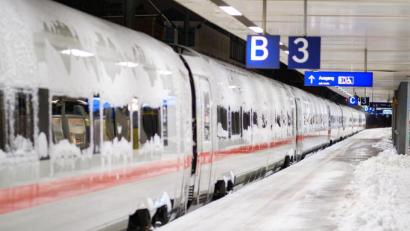 Bild: Ole Spata
Schnee und Eis beeinträchtigen den Nah- und Fernverkehr der DB in weiten Teilen des Landes. Foto: Ole Spata/dpa