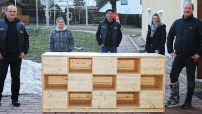Bild: njn
Über das gelungene Bau-Projekt freuten sich alle. Auf dem Bild (von links) Motorradclub-Vorsitzender Erwin Heimerl, Erzieherin Verena Müller, Zweiter Vorsitzender Karlheinz Messner vom Motorradclub, Kindergartenleiterin Kathrin Öcal und der Dritte Vorsitzende des TSV-Krummennaab, Thomas Müller.
