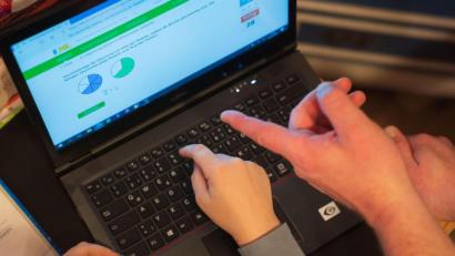 Bild: Nicolas Armer
In einigen bayerischen Landkreisen fällt am Montag wegen des erwarteten Wintereinbruchs der Unterricht aus.