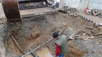 Bild: bnr
Der Rohrbruch wurde am Montag repariert. Etwa 700 Kubikmeter Wasser dürften ins Erdreich geflossen sein.