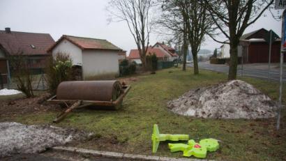 Bild: wro
Die Vandalen machten sich die Mühe, die Figuren am Apelweg zu lagern, um ihr "Werk" der Öffentlichkeit zu präsentieren.