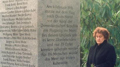 Bild: Andreas Gebhard/dpa
Eine Frau betrachtet im Februar 1999 den Gedenkstein für die Opfer der Birgenair-Katastrophe auf dem Hauptfriedhof in Frankfurt.
