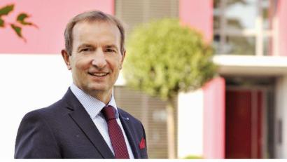 Bild: Robert Beer Investment GmbH / Altstadtatelier Argauer
Dipl.- Ing. Robert Beer vor dem Firmensitz der Robert Beer Investment GmbH in Parkstein.