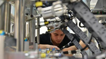 Archivbild: Hartl
Arbeitsprozesse ändern sich. Arbeitnehmer müssen mit Maschinen und Computerprogrammen umgehen können. Eine Studie befasst sich nun mit den Kompetenzen für die Industrie 4.0.