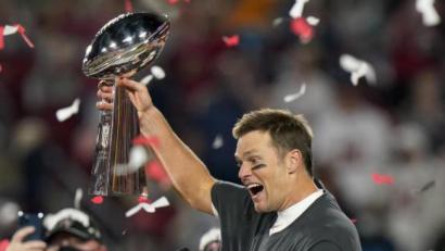 Bild: Lynne Sladky/AP/dpa 
Super Bowl: Quarterback Tom Brady von den Tampa Bay Buccaneers jubelt mit der Vince Lombardi Trophy.