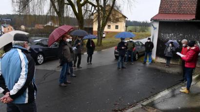 Bild: gf
Im Freien bei leichtem Nieselregen und unter Regenschirmen war die von Susanne Wasner und Norbert Wasner (rechts) geleitete Ortshauptversammlung des CSU-Ortsverband Karmensölden mit nur einem einzigen Tagesordnungspunkt zügig beendet.