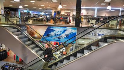 Bild: Florian Miedl/fph
Das Angebot ist da, aber die Kunden fehlen: Einsam erledigt Hausleiter Tobias Kastner seine Kontrollgänge im Marktredwitzer Modehaus Frey.