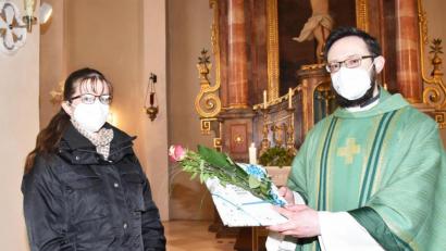 Bild: no
Pfarrer Johannes Arweck dankt Katja Bauschke für ihren mehr als 20-jährigen Lektorendienst.