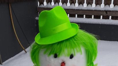 Bild: gz
Die Schneefrau mit ihrem neongrünen Outfit erinnerte nur wenige Tage an die tolle Faschingszeit der Marktweiber.