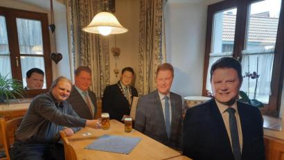 Bild: Schlüsselclub Münchenreuth/exb
Grillmeiers unter sich: Schlüsselcluberer Reinhard Grillmeier trifft auf Bürgermeister Stefan Grillmeier - zumindest fast.