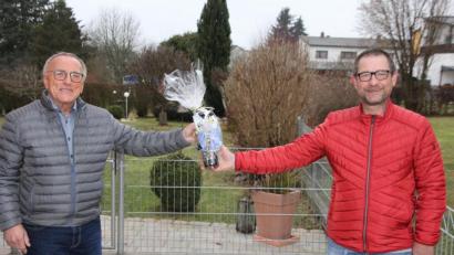 Bild: kro
Mit Abstand gratulierte FC-Vorsitzender Harald Siegert (rechst) Josef Trißl zu seinem 70. Geburtstag. Der Jubilar prägte den FC Tirschenreuth wie wohl kein anderer.