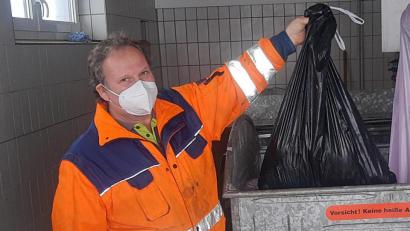 Bild: ld
Was Bürgermeister Bernhard Schindler hier zeigt, ist der Inhalt einer Hundetoilette nach zwei Wochen.