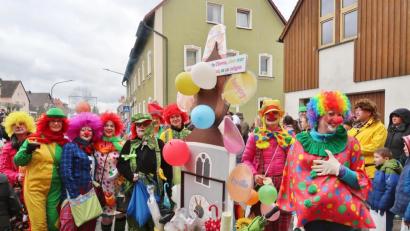 Bild: Rosi Hasenstab
So bunt war der Schlichter Frauenbund im vergangenen Jahr beim Faschingszug in Vilseck unterwegs. Heuer muss das farbenfrohe Treiben auf den Straßen ausfallen.