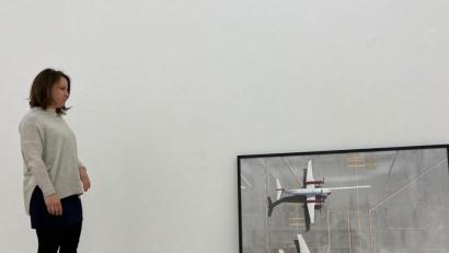 Bild: ass
Theoretisch könnte das Luftmuseum in Amberg jeden Tag öffnen. Derzeit laufen - theoretisch natürlich - zwei neue Sonderausstellungen. Inzwischen hat Johanna Foitzik, die Geschäftsführerin des Luftmuseums, auch die Bilder von Tom Hegen für dessen Sonderausstellung aufgehängt.