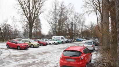 Bild: Gabi Schönberger
Noch wird ein Teil dieser Fläche von Fahrzeugen beparkt. Hier sollen 15 Wohnmobilstellplätze entstehen. Wünschenswert wäre aber auch ein Aufhübschen des nahen Stadtbades.