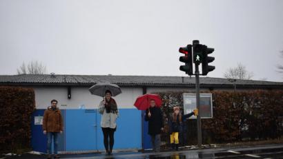 Bild: szl
Mira Wettinger (rechts) war die Initiatorin für die Inbetriebnahme der Ampel am Freibad während Wintermonate. Gemeinsam mit Bürgermeister Franz Stahl, Jugendrat-Sprecherin Lena Mayerhöfer und Jugendbeauftragten Sebastian Wiedemann (von rechts) nahm sie die Ampel offiziell in Betrieb.