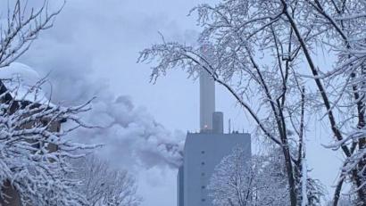 Bild: Bauernfeind/NEWS5/dpa
Rauchwolken stehen über einem Kraftwerk des Versorgers Uniper. Über das Ausmaß des Unglücks konnte ein Sprecher der Nürnberger Feuerwehr zunächst keine Angaben machen.