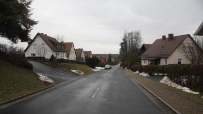 Bild: wro
Geschlossen sprachen sich die Wiesauer Markträte für die Sanierung der Kanalisation in der Schönfelder Straße (Bild) aus.