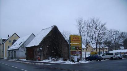 Bild: bjp
Wo jetzt noch das frühere "Blumenstüberl" und ein weiterer kleiner Stadel stehen, könnte eine kleine Grünanlage mit Platz für die Caféfreifläche des neuen Lebensmittelmarktes an der Bahnhofstraße angelegt werden. Die für den Supermarkt erforderlichen Leitungserneuerungen bieten auch Gelegenheit, den Gehsteig an der Ostseite der Bahnhofstraße zu sanieren.