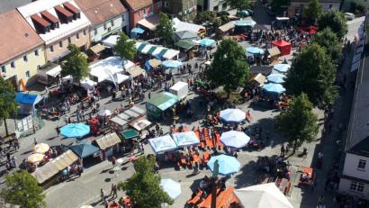 Archivbild: lnz
Im Juli 2015 gab es zuletzt ein Bürgerfest in Mitterteich. Planmäßig sollte es 2020 wieder so weit sein - doch coronabedingt wurde das Fest zunächst auf 2021 und nun auf 2022 verschoben. Das Archivfoto, geschossen vom Kirchturm aus, zeigt das Festtreiben am 26. Juli 2015.