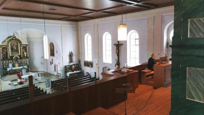 Bild: Portner
Auf der Empore der Pfarrkirche Schönsee herrscht gähnende Leere. Aber nicht immer ist Organist Hubert Reimer (rechts) alleine. Denn bei fast allen Sonntagsgottesdiensten sind auf den breiten Chorstufen acht geübte Sänger des Kirchenchores vertreten, die vierstimmig auch mit neuen Liedern erfreuen.