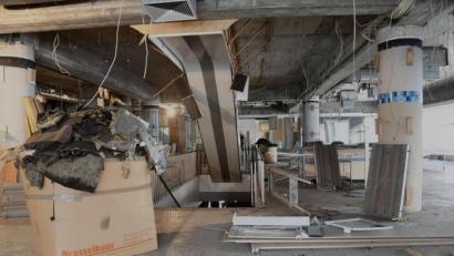 Bild: Petra Hartl
Elektroschrott, Abfälle, unbrauchbare Einrichtungsgegenstände: Bevor die eigentlichen Bauarbeiten im Storg-Gebäude in Sulzbach-Rosenberg beginnen können, muss die Ruine entkernt werden.