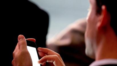 Symbolbild: Oliver Berg/dpa
Mit Fake-SMS versuchen derzeit Betrüger Zugriff auf sensible Daten zu bekommen.