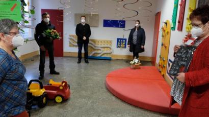 Bild: le
Elke Hör (links) ist seit 40 Jahren in der Kindertagesstätte „ Unterm Regenbogen" Erzieherin. Dafür dankt ihr nicht nur Leiterin Heidi Hippmann (rechts) .