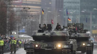Bild: Mindaugas Kulbis
Die Bundeswehr ist in Litauen beliebt. Vor zwei Jahren nahmen deutsche Soldaten mit ihre Leopard-2-Panzern an der Militärparade zum 100. Jahrestag des litauischen Militärs am Tag der Streitkräfte teil.