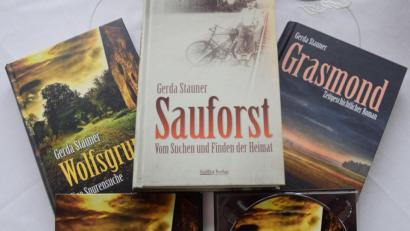 Bild: bö
Mit ihrer Trilogie "Sauforst", "Grasmond" und "Wolfsgrund" ist Gerda Stauer auf dem Markt erfolgreich.
Ihr "Wolfsgrund", eine Spurensuche nach Heimat im Truppenübungsplatz Hohenfels, ist jetzt auch als Hörbuch im Handel zu haben.