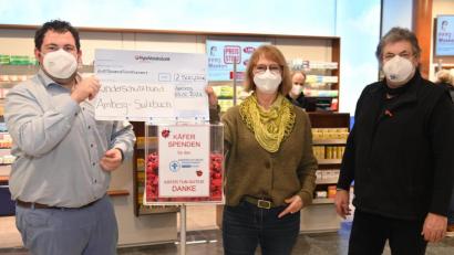 Bild: gf
Bei der Spendenübergabe (von links): Frederik Strobl, Brigitte Breitfelder und Johann Strobl.