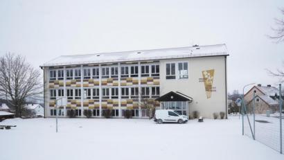 Bild: kaz
Im ehemaligen Schulhaus in Waldeck könnte die Heizzentrale des Nahwärmenetzes entstehen.