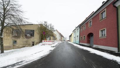Bild: bey
In der Lichtensternstraße in Parkstein ist der Markt Eigentümer einiger Häuser geworden. An ihrer Stelle soll bezahlbarer Wohnraum entstehen.