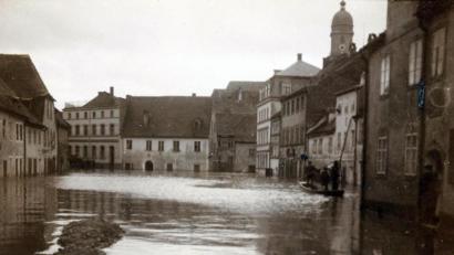Bild: Privatbesitz
Der Paradeplatz am 5. Februar 1909. Die Fluten des Vils-Hochwassers haben weite Teile der Stadt überschwemmt, die sich zu diesem Zeitpunkt noch größtenteils innerhalb der Stadtmauern befindet.