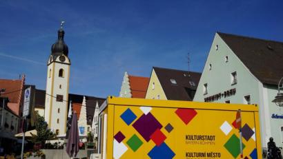Bild:  Veronika Křížková/exb
Das Kulturstadtpavillion auf dem Schwandorfer Marktplatz fungiert als Wahrzeichen des Projekts "Kulturstadt Bayern-Böhmen".