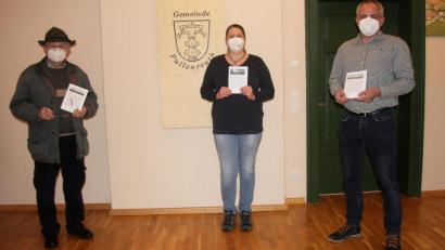 Bild: wro
Umgesetzt wurde die Idee „Pullenreuther Senioren-Bladl“ von Johann Spörrer und Sandra Pinzer (von links). Mit Bürgermeister Hubert Kraus (rechts) wurde die erste Ausgabe vorgestellt.