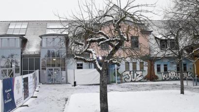 Bild: Petra Hartl
Der Eingangsbereich zum Impfzentrum im Amberger Jugendzentrum. Auch hier wird jetzt umgebaut, damit Leute, die auf ihre Impfung warten müssen, nicht Wind und Wetter ausgesetzt sind.