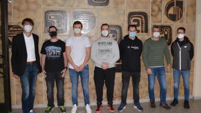 Bild: BSZ Wiesau/exb
Glückwünsche nach den Prüfungen: Im Bild von links Schulleiter Oberstudiendirektor Thomas Metzler, die Preisträger Oliver Dietrich, Erik Michael Szabo, Kevin Böhl, Kim Elias Würth , Klassenleiter Uwe Heider, Prüfungsausschussmitglied Oliver Koch.