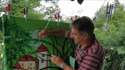 Bild: pap
Hermann Papacek malt an der Kulisse für sein neues Einhorn-Stück. Das Bild zeigt das Schloss Dießfurt bei Pressath, das im Stück das Elfenschloss und die Heimat von Elfenprinzessin Laura ist.
