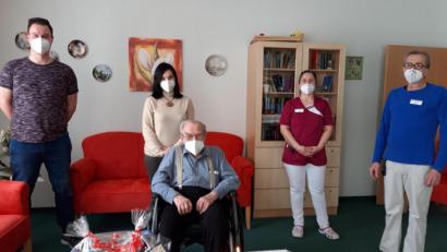 Bild: Senioren-Servicehaus Waldershof/exb
Zum 101. Geburtstag gratulierten Otto Schönherr (sitzend) vom Senioren-Servicehaus (von links) Johannes Großmann (stellvertretende Pflegedienstleitung), Natalia Kiel (Hausleitung), Fatma Göbeck (Wohnbereichsleitung) und Harald Sgonina (stellvertretende Leitung soziale Betreuung).