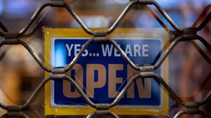 Bild: Sven Hoppe
Ein Schild mit der Aufschrift „Yes...we are Open“ ist an einem geschlossenen Geschäft zu sehen.