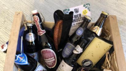 Bild: eik
Im zünftigen Holzkistl, urig auf Stroh gebettet, haben die Teilnehmer der Round-Table-Bierverkostung ihr "Material" geliefert bekommen. Neben sechs regulären Bieren und einer Zugabe-Flasche finden sich darin auch noch Wurst, Käse und ein Glasl Griebenschmalz für die begleitende Brotzeit.
