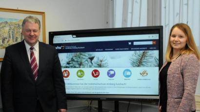 Bild: Christine Hollederer
Corona verändert auch die Abläufe bei der VHS Amberg-Sulzbach. Dort wird laut Landrat Richard Reisinger und VHS-Leiterin Julia Wolfsteiner im neuen Semester viel über das Internet laufen.