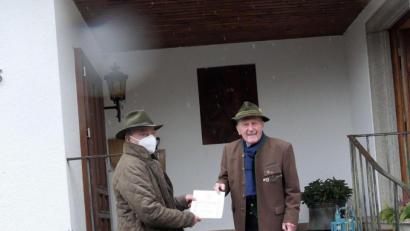 Bild: Lehner/exb
Der Vorsitzende der BJV-Kreisgruppe, Hans Dittrich (links), gratulierte Dr. Karl Perzl zum 95. Geburtstag und überreichte ihm die Auszeichnung für 60-jährige Zugehörigkeit zum Landesjagdverband.