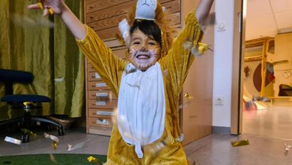 Bild: ads
Weil Konfetti Kinder glücklich machen und lassen auch Erwachsene erfreuen, bringt die Schnaittenbacher Kita St. Vitus am Faschingswochenende Tütchen mit Konfetti unters Volk.